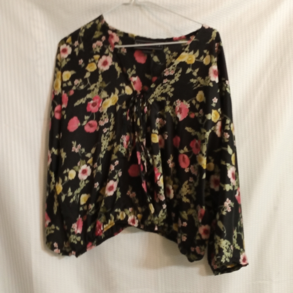 Women's size large polyeaster  crop top open front